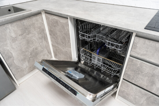 Преимущества и недостатки встроенных посудомоечных машин
